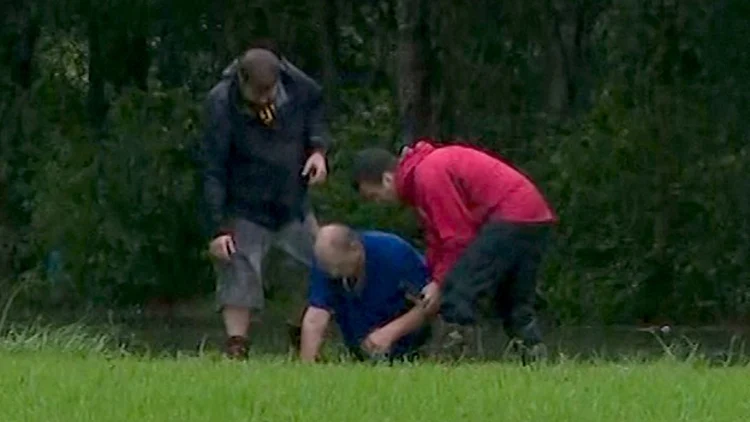 בשידור חי: שדר הציל גבר מהשיטפון | חדשות 13