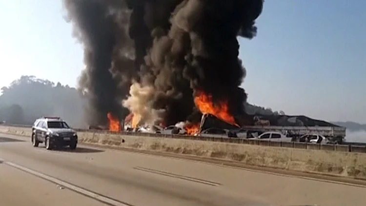 2 הרוגים בתאונת ענק בסאו פאולו | חדשות 13