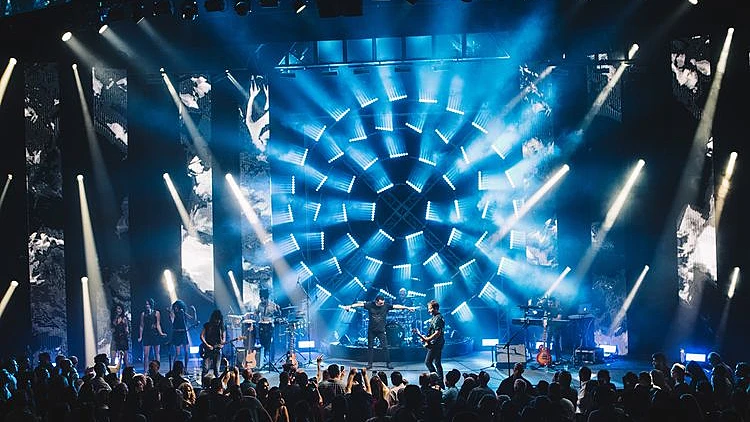 אתניקס חוגגים בהופעה אנרגטית על טהרת הלהיטים