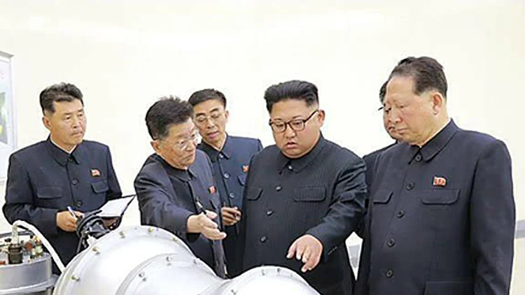 קים ופצצת המימן (KCNA)