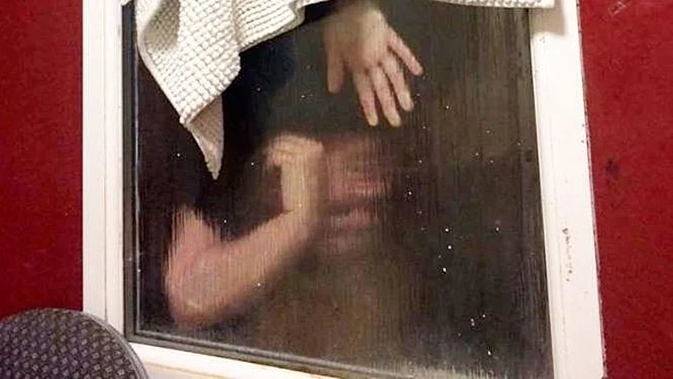 הכירו בטינדר, סתמה את השירותים, ניסתה להעלים ראיות – וסיימה כך: | חדשות 13