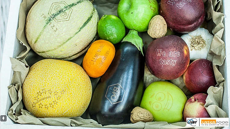 הסוף למדבקות על תפוחים: הכירו את קעקועי הפירות