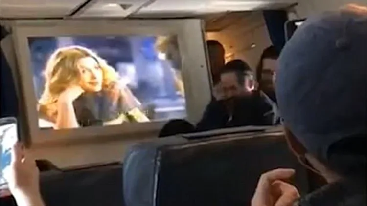 חרדים תועדו מכסים את המסך של המטוס