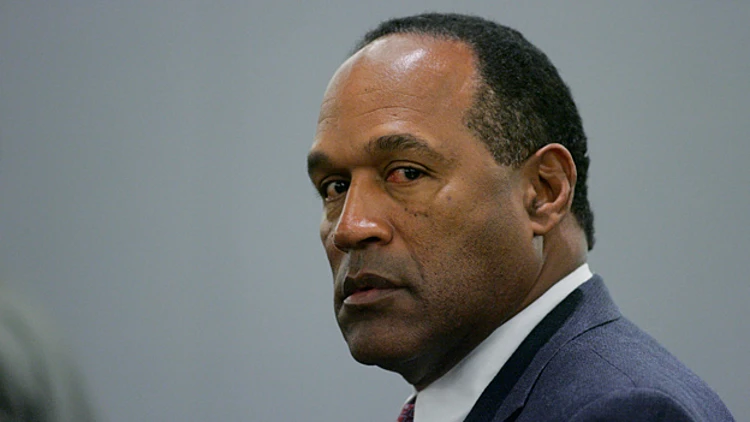 או. ג'יי. סימפסון, כוכב הפוטבול שהואשם ברצח גרושתו, מת בגיל 76