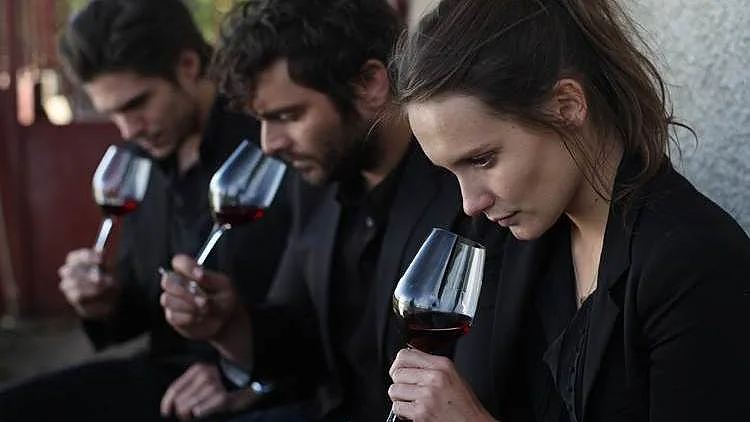 העלילה של "בחזרה לבורגונדי" לא מצליחה למלא את הסרט הארוך