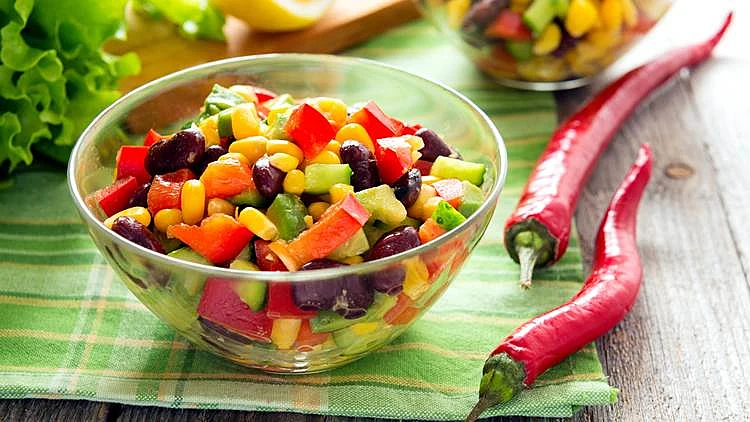 סלט ישראלי מקסיקני צבעוני ומרענן