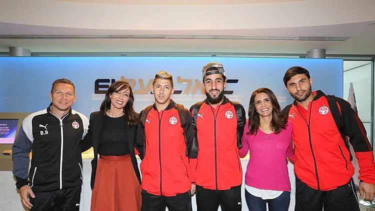 אלונה ברקת, ברק בכר ושחקני הקבוצה. צילום: סיון פרג'