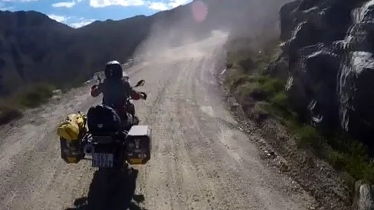 האישה שחצתה את אפריקה על אופנוע