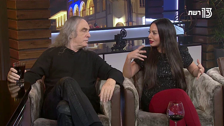 "הלחנים לשירים זורמים לו מבין האצבעות"