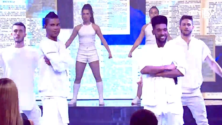 הביצוע המלא של הברינקס לשיר "בתוך נייר עיתון"