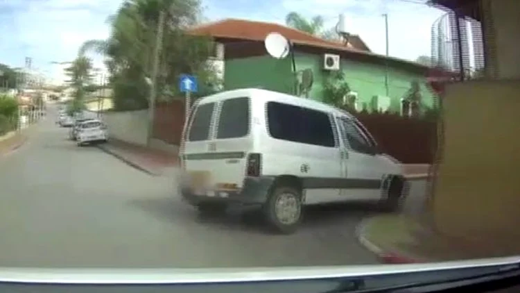 מרדף אחר נער בן 15 מרחובות שנמלט בנסיעה פרועה