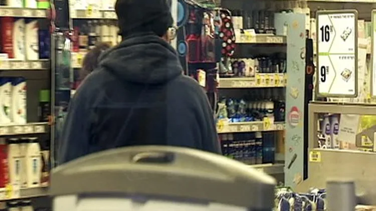 גונבים כדי לשרוד: "אדם שלא אוכל מרגיש כמו חיה" | רשת 13