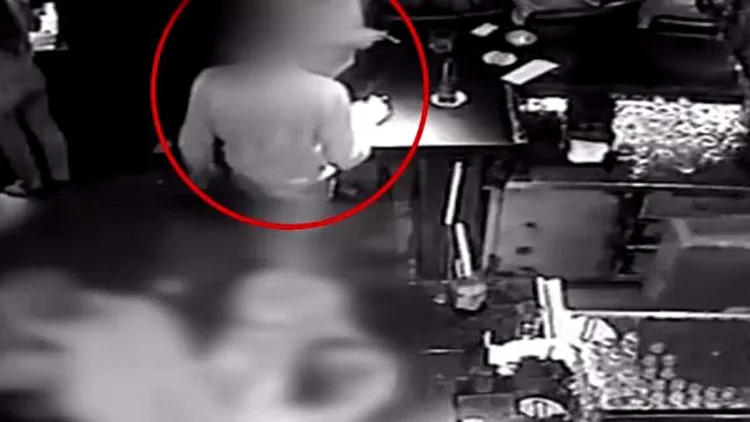 השליך בקבוק בירה על מלצרית במועדון בראשל"צ וגרם לפציעתה – צפו בתיעוד | חדשות 13