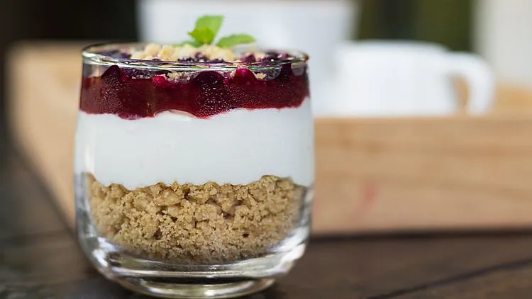 קינוח כוסות של עוגת גבינה ופירורים (מתוך שאטרסטוק)