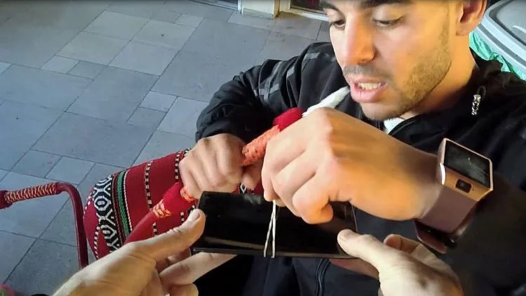 נמרוד הראל מציג: הגומיה שחתכה לי את הטלפון