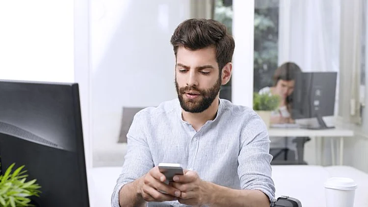 זכה ב-150 אלף שקל לאחר שפוטר במסרון