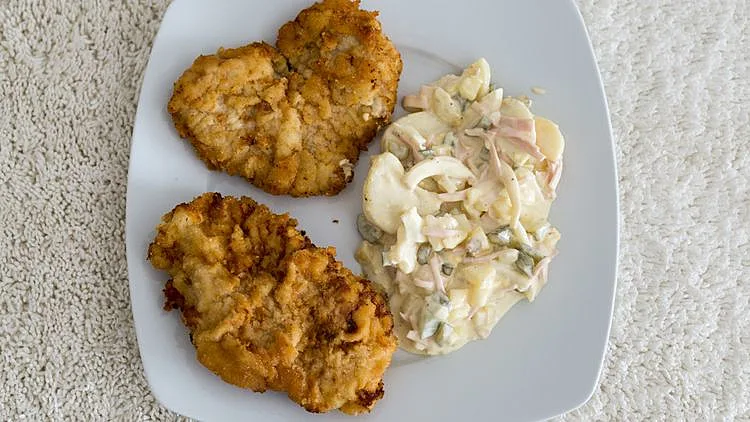 מתכון לשניצל כבדי עוף על סלט ביצים ורמולד כרוב וריבת פירות יער