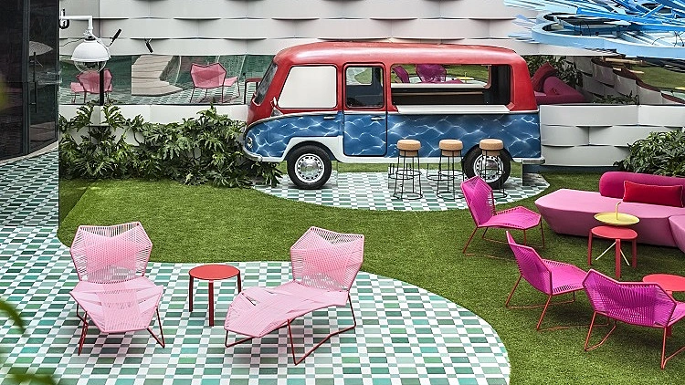 כיסאות מעוצבים ושולחנות צד מבית טולמנ'ס דוט – הכל על ריהוט החצר של בית האח הגדול | רשת 13