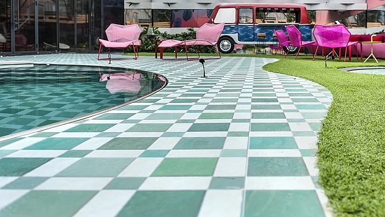 ריצוף דקטון חצר בית האח הגדול | רשת 13