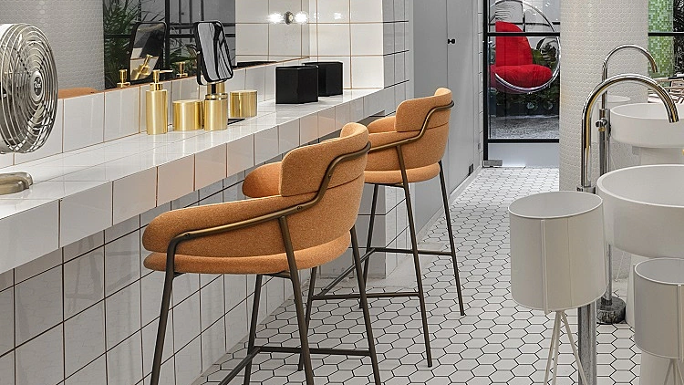 הכסאות של Tollman's Dot בחלל הרחצה בבית האח הגדול | רשת 13