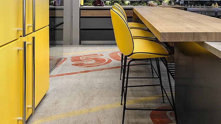 כסאות הבר של טולמנ'ס דוט בבית האח הגדול | רשת 13