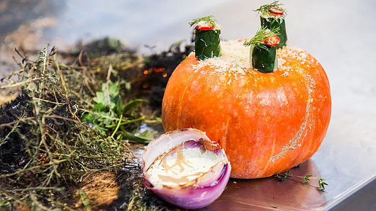 מתכון לרול מנגולד ממולא במחית אגוזי מלך שמוגש על דלעת, של המתמודד אמיל פקרסקי מתוך משחקי השף עונה 3 פרק 13