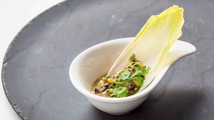 מתכון לטרטר פילה בקר על טחינה, יוגורט, זרעי עגבניה, אננס ועשבי תיבול של המתמודד ינון אלעל מתוך משחקי השף עונה 3 פרק 15