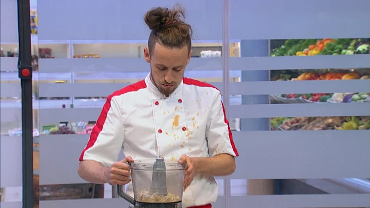 אמיל נשבר ומקבל סיוע מרועי