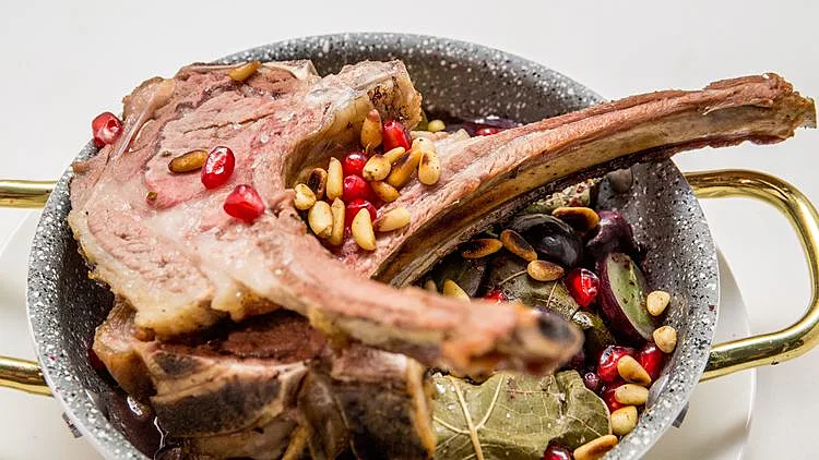 מתכון לעלי גפן ממולאים בלבבות וכבדי עוף לצד צלעות טלה ברוטב יין אדום וסילאן של המתמודד דן הולנדר (מתוך משחקי השף, עונה 3, פרק 17, משימת הגפן)