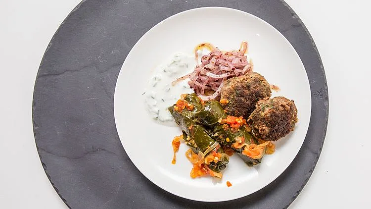 מתכון לעלי גפן ממולאים באורז לצד קציצות בשר וציזיקי של המתמודד ינון אלעל (מתוך משחקי השף, עונה 3, פרק 17, משימת הגפן)