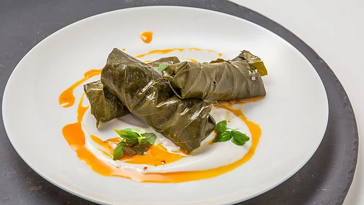 מתכון לעלי גפן ממולאים בטרטר לברק על מצע יוגורט ושמן אריסה של המתמודד שחר יוגב (מתוך משחקי השף, עונה 3, פרק 17, משימת הגפן)