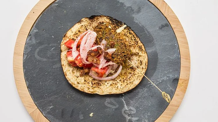 מתכון לפלאפל על פיתה שרופה לצד רוטב טחינה-עמבה של המתמודד דן הולנדר (מתוך משחקי השף, עונה 3, פרק 18)