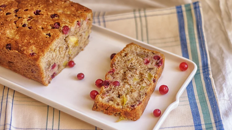 עוגת תפוחים וחמוציות