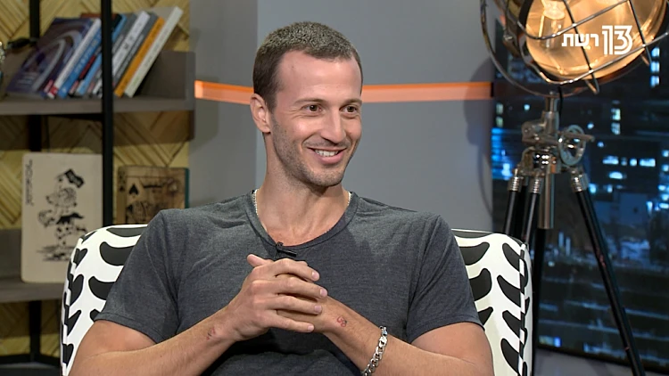 סלבריישן, עונה 4, פרק 13: מייקל לואיס