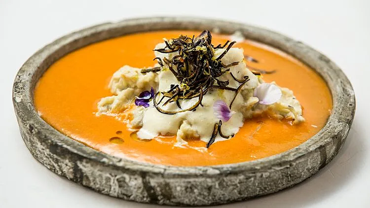 המתכון של רועי לטרטר חציל בחמאת עגבניות, אנשובי וצ'יפס חציל