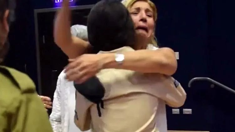 בכנס המצטיינים: המפגש המרגש בין החיילת הבודדה לאמה