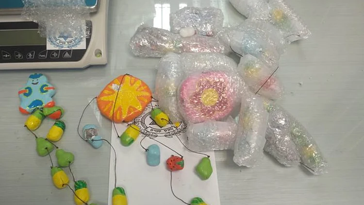 נתב''ג: חשיש הוסתר בתוך מובייל לתינוק, 2 חשודים תושבי ב"ש נעצרו