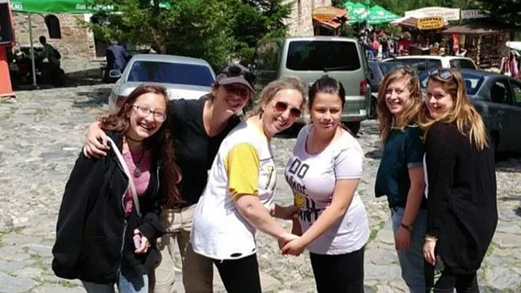 המשפחה חזקה מהכל: איך מתמודדים עם אובדן בן וגידול ילדה אוטיסטית?