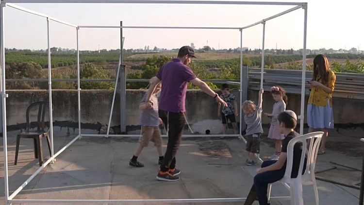 משפחה חמה: כך בונים סוכה עם שישה ילדים