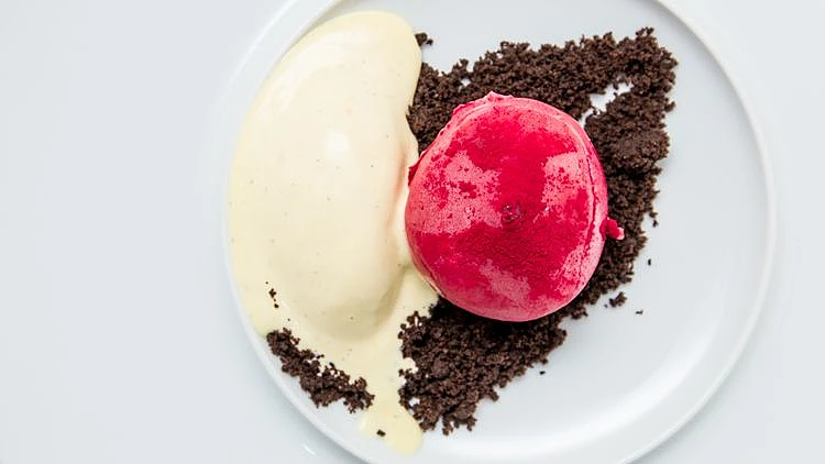 המתכון של נבחרת שף מושיק רוט לסלק, גלידת שוקולד לבן ופסיפלורה וקרמבל קקאו