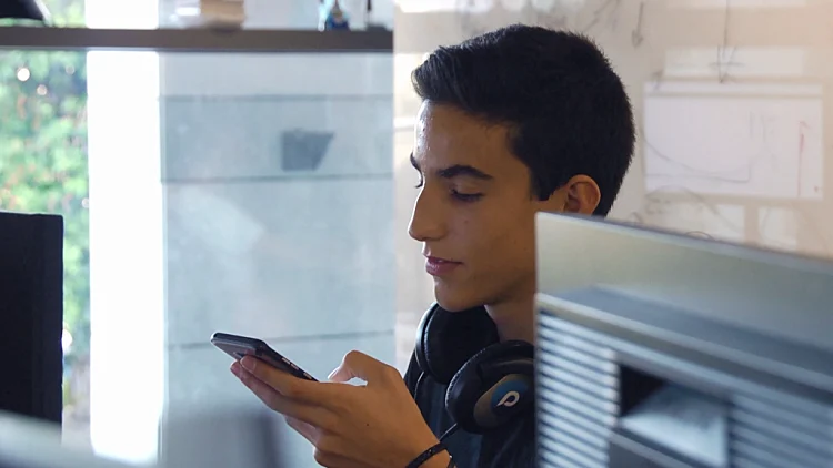 דור ה-WiFi, עונה 1, פרק 2: כסף