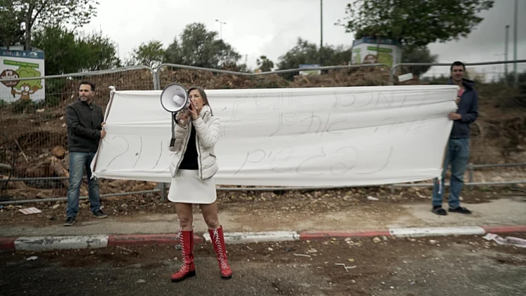 הרשת החברתית, עונה 1, פרק 1: משטרה