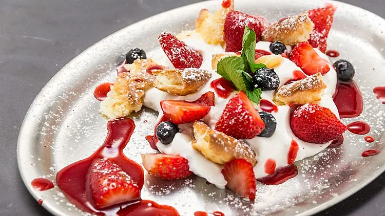 המתכון של סופיה טייב לקינוח תותים, קצפת ואוכמניות