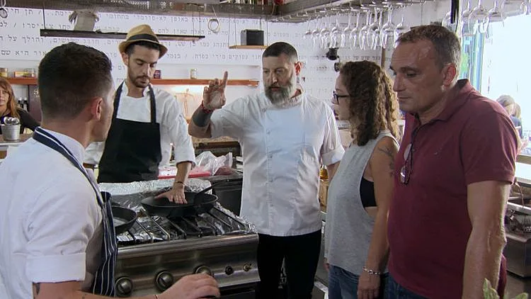 אסף לוקח את העובדים לסרוויס במסעדה שלו