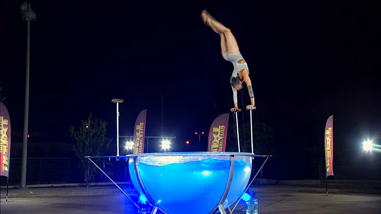 עוצרת נשימה: שילה מדהימה את כולם בתוך אקווריום ענקי