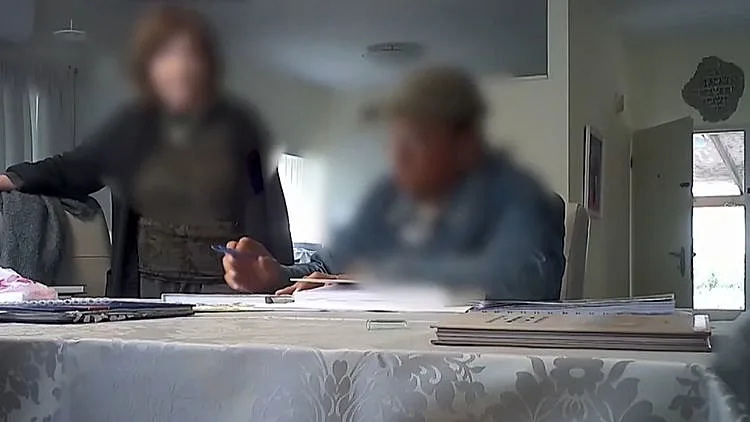 תיעוד: השליח הגיע לבית הקשישה כדי לגבות אלפי שקלים במזומן