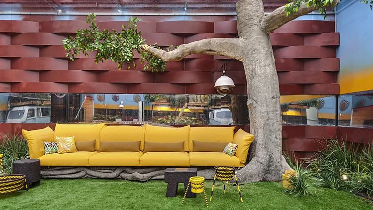 פינת הישיבה בחצר בית האח הגדול VIP