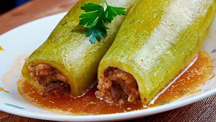 מתכון לקישואים ממולאים בבשר טחון ברוטב עגבניות | מתוך דרכון למתכון | רשת 13