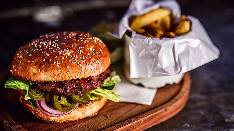 המבורגר, צי'פס או פיצה: מהו הג'אנק פוד הכי בריא?