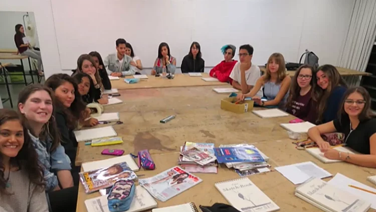 "לפתח את עצמי כבן אדם": הנערים שלומדים עיצוב מסטודנטים | חדשות 13